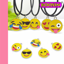 Jedes Emoji Gesicht kann besonders angefertigt werden! Weinlese Weinlese Handgemachte Spitzenverkauf Emoji Charme-Halskette für Großverkauf